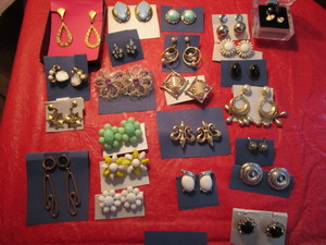 lot 160 image: Jewelry - Earrings