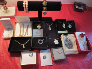 lot 161 image: Jewelry - Pendants, Bracelets