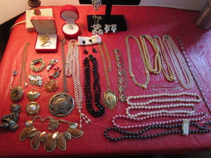 lot 162 image: Costume Jewelry