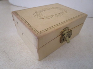 lot 168 image: Jewelry & Box