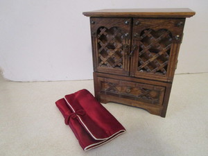 lot 170 image: Jewelry & Box