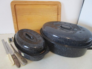 lot 195 image: Roaster, Cut Board, Knives