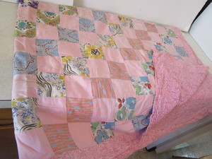 lot 205 image: Antique Quilt