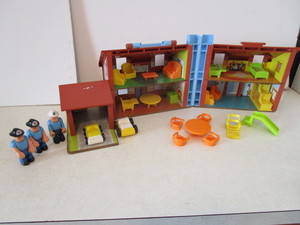 lot 209 image: Fischer Price Doll House