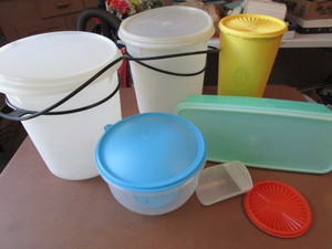 lot 214 image: Tupperware