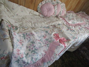 lot 235 image: Bedroom Linens