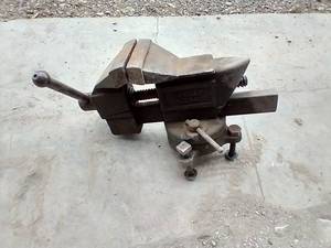 Dunlop Bench Top Vise - Has Crack