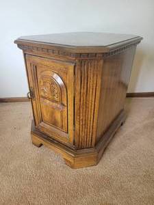 lot 38 image: Traditional Oak Side Table