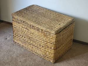 lot 42 image: Jute basket Trunk