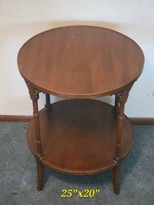 lot 8 image: Berkey & Gay Eastlake Drum Table