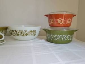 lot 11 image: Vintage Retro Pyrex Mixing Bowls & Bakeware