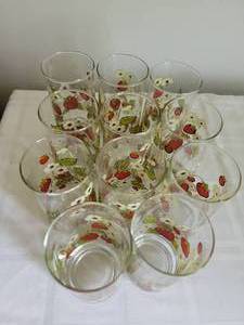lot 1 image: Vintage Anchor Hocking Strawberry Glasses