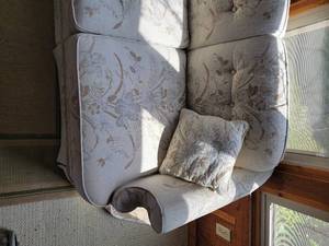 lot 110 image: Cozy Flexsteel Floral Sofa