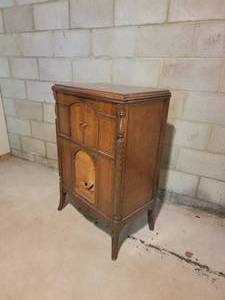 lot 126 image: Vintage Radio Cabinet
