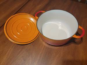 lot 24 image: Descoware Enamel Cast Iron 8 Oven Pot