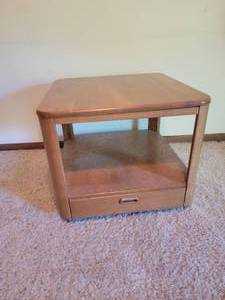 lot 83 image: Contemporary Oak Side Table
