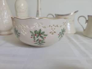 lot 32 image: Assorted Lenox China Pieces