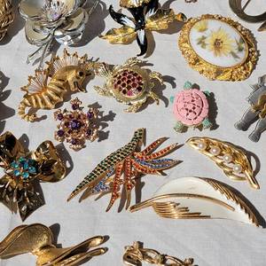 lot 95 image: Vintage Brooch Collection  Hobe  Coro  Trifari