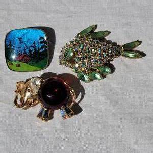 lot 94 image: Vintage Pins  Butterfly Wings  Jelly Belly  Jeweled