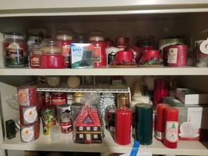 lot 137 image: Festive Christmas Holiday Candle Collection
