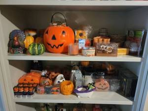 lot 136 image: Spooky Halloween Dcor Collection