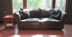 lot 2 image: Viewpoints Leather sofa & end table