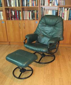 lot 21 image: Recliner Chair with Ottoman