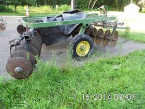 lot 1 image: Hydraulic John Deere 115 farm disking implement