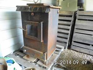lot 14 image: Woodcoal burning stove - save money on your heating bills