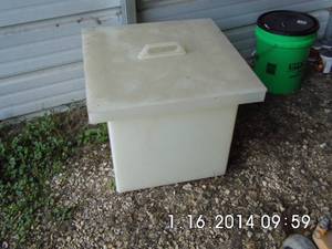 lot 26 image: Plastic container with lid