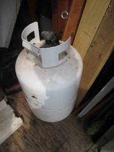 lot 311 image: 30lb propane cylinder.