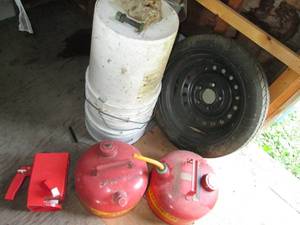 lot 325 image: Pair of 2-metal gas cans, plus