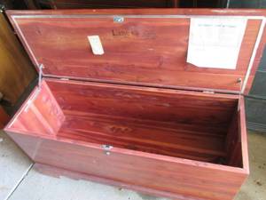 lot 100 image: Lane aroma-tite Cedar Chest with key