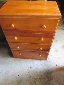 lot 103 image: Vintage petite wood 4-drawer dresser