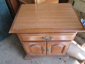 lot 110 image: Vintage Wood 1-drawer 2-door night stand
