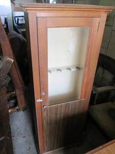 lot 113 image: Vintage Wood 5-place gun cabinet