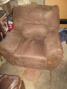 lot 116 image: Very comfy  rocking Recliner