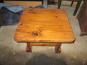 lot 118 image: Very Sturdy Wood end table.