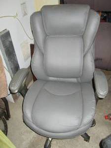 lot 122 image: Executive style office chair