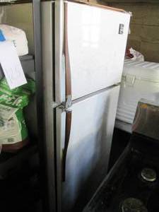 lot 130 image: GE top freezerrefrigerator combo.