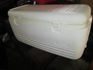 lot 139 image: Huge Igloo Cooler