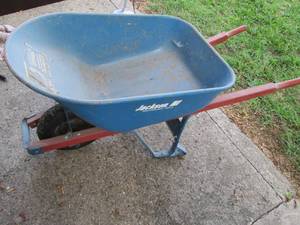 lot 162 image: Heavy duty metal bucket wood handle wheelbarrow