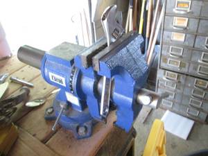 lot 30 image: Central forge swiveling bench vise