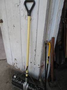 lot 35 image: Fiberglass handled Metal blade snow shovel