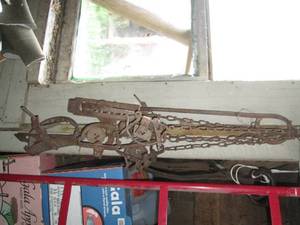 lot 72 image: Assortment of vintage animal traps