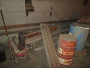 lot 407 image: Corner lot of chicken feeders and more
