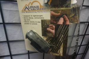 lot 93 image: Alpine Archery Bear Claw 5 Arrow Quiver With Screw In Tree Stand Quiver Holder