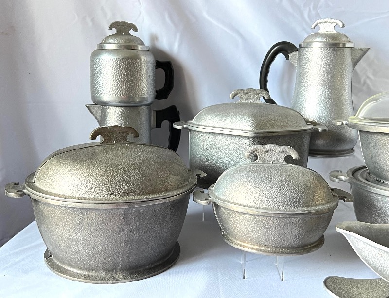 LOT 109 ANTIQUE SET OF GUARDIAN SERVICE HAMMERED ALUMINUM COOKWARE