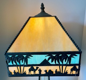 lot 5 image: Ornate Egyptian Scene Slag Glass Arts & Crafts Style Lamp