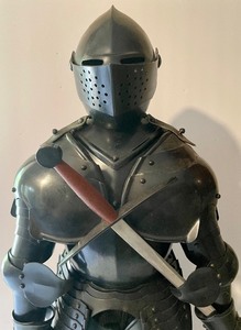 lot 11 image: Medieval Knight Figurine
